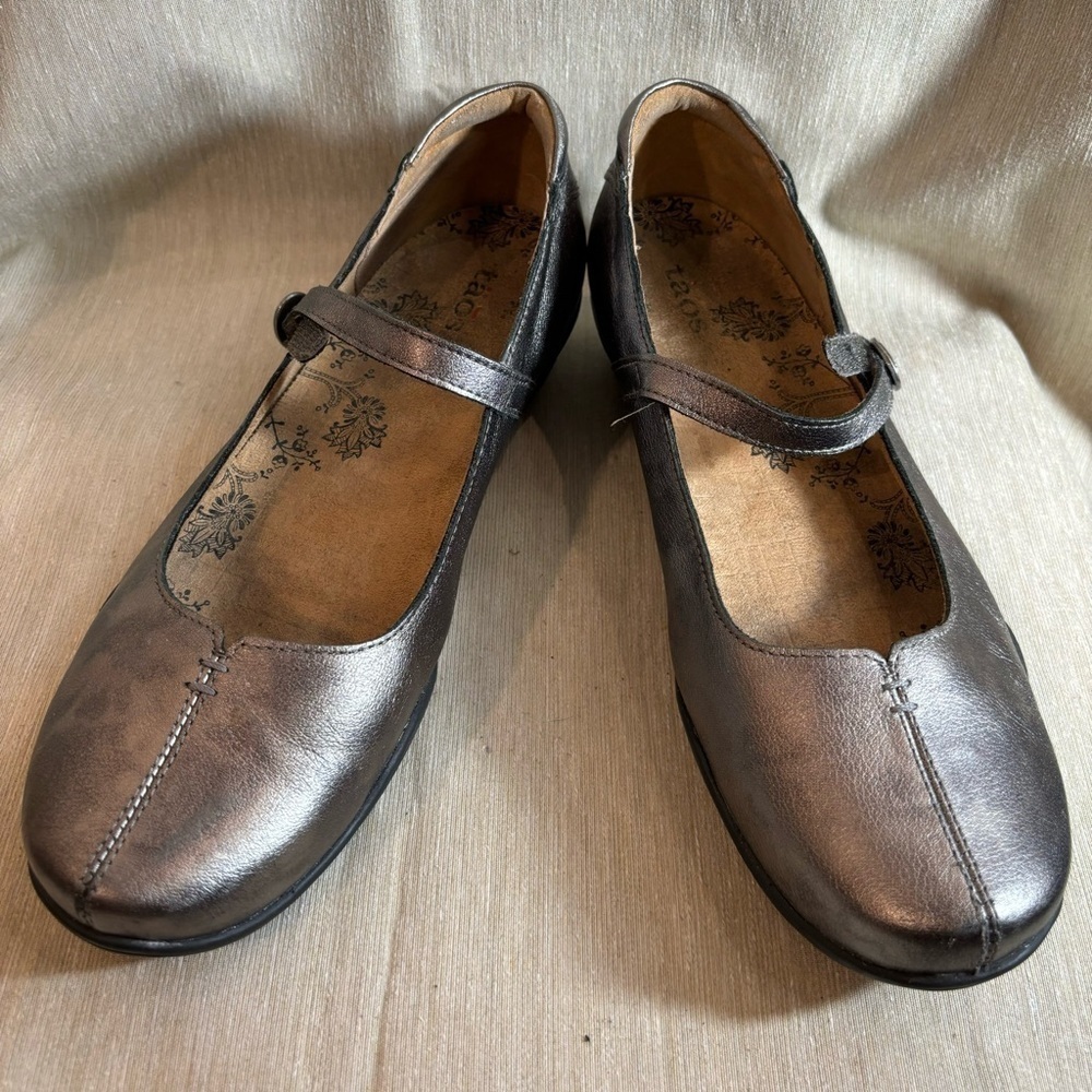 TAOS  Sz 9.5 Pewter Colourway Leather Mary Jane Style Velcro Closure Shoes